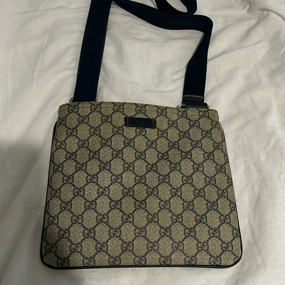 Pre-loved authentic 1087 Gucci crossbody bag
